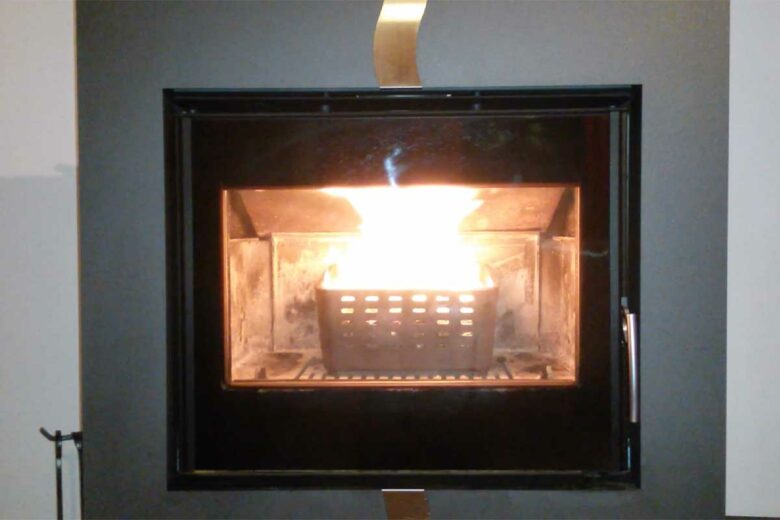 Une cheminée avec un brasier à pellets.