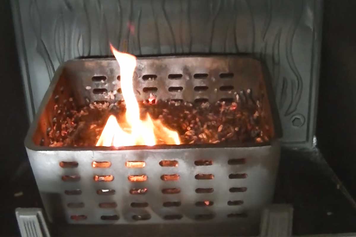 Un brasier en fonte pour bruler du pellet dans un insert.