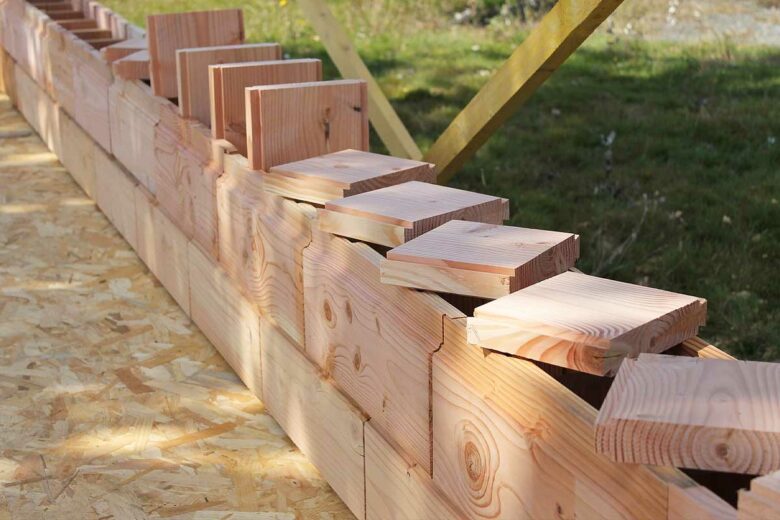 Un mur en bois fabriqué avec des briques Brikawood.