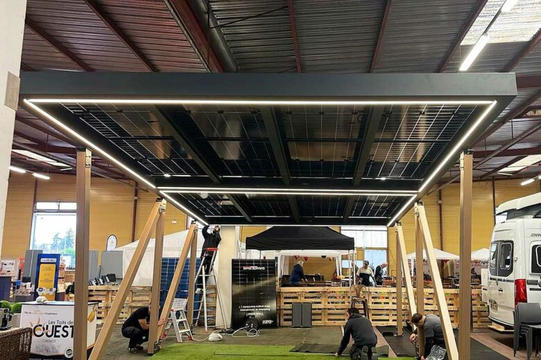 Montage du carport solaire lors d'un salon.
