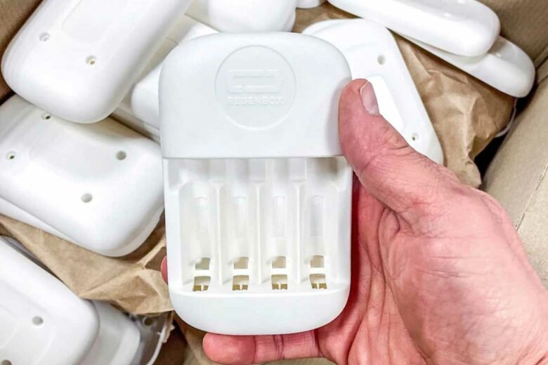 Un simple boitier chargeur pour réutiliser les piles jetables.