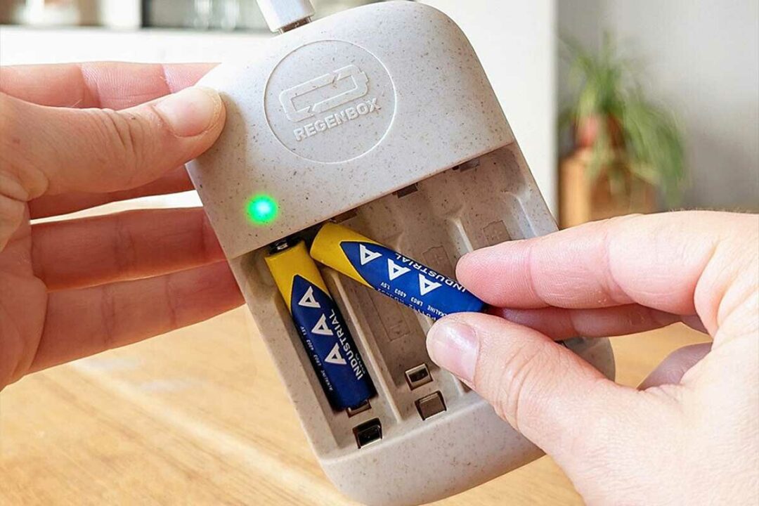 Un boitier RegenBox pour recharger des piles jetables.