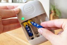 Un boitier RegenBox pour recharger des piles jetables.