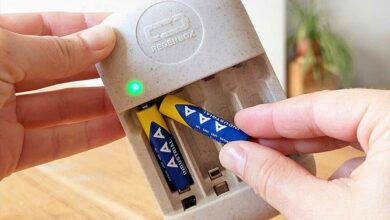 Un boitier RegenBox pour recharger des piles jetables.