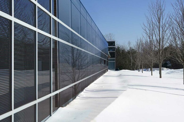 Une façade avec des fenêtres en verre photovoltaïque.