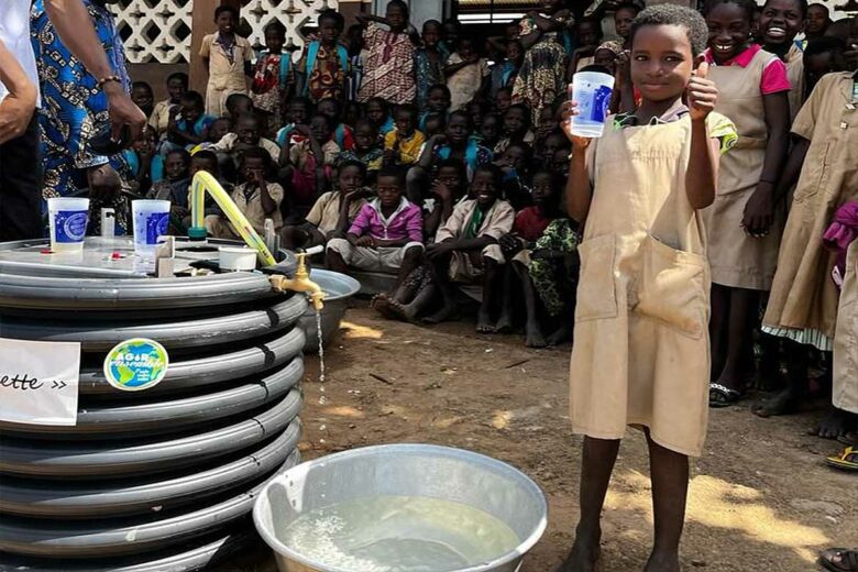 Le Safe Water Cube installé dans un village.