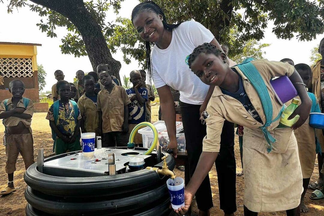 Une fontaine Safe Water Cube installée dans un village.