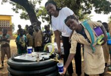 Une fontaine Safe Water Cube installée dans un village.
