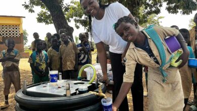 Une fontaine Safe Water Cube installée dans un village.