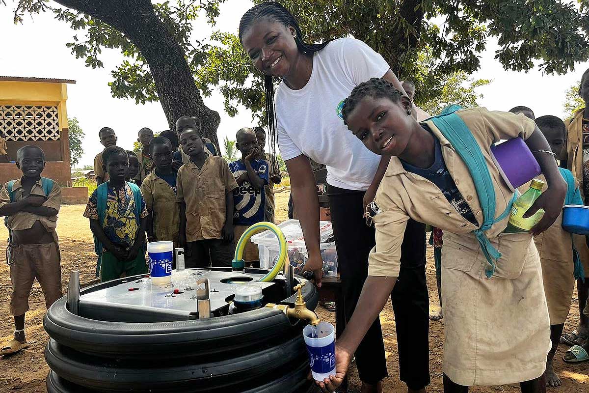 Une fontaine Safe Water Cube installée dans un village.