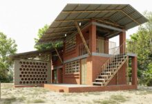 Une maison fabriquée avec des matériaux locaux.