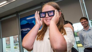 Une jeune fille porte des lunettes anti-dyslexie.