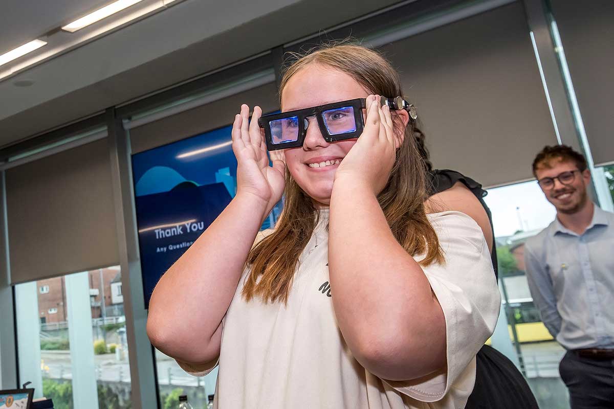 Une jeune fille porte des lunettes anti-dyslexie.