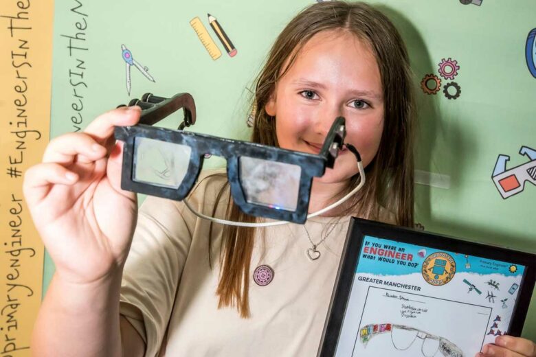 Des lunettes anti-dyslexie présentées par une jeunne fille.