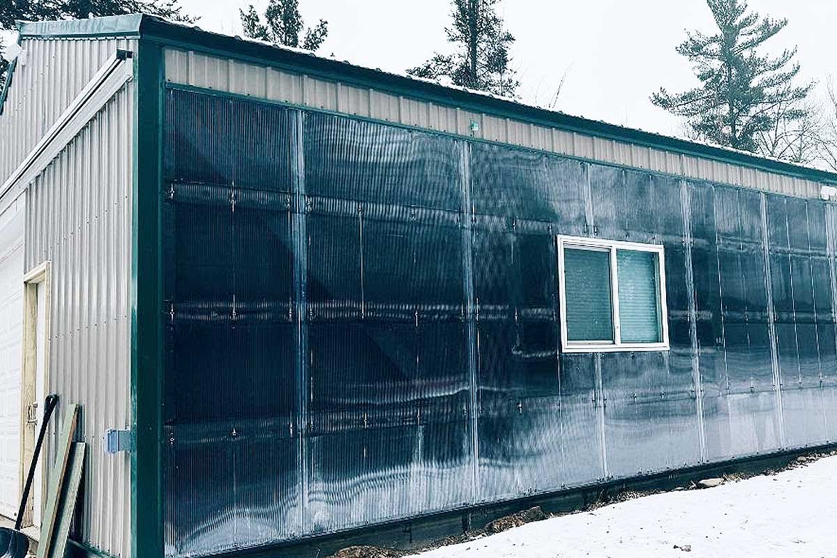 Une façade d'atelier en mur-trombe.