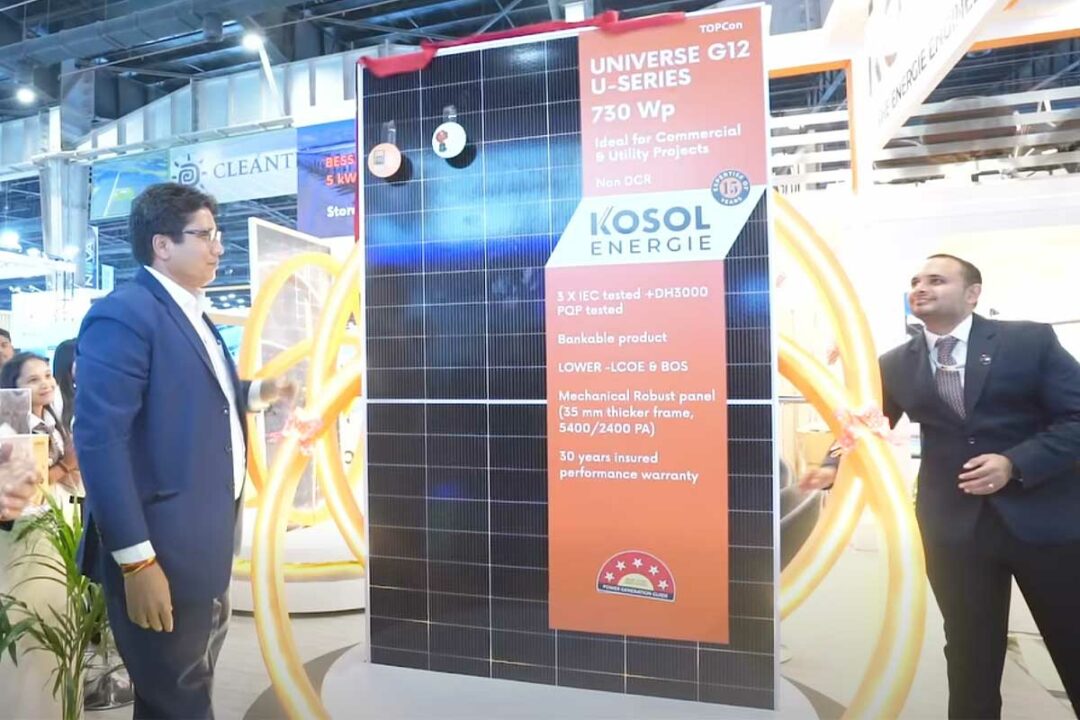 Le panneau solaire Kosol Energie dévoilé par ses dirigeants.