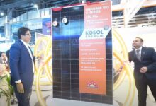 Le panneau solaire Kosol Energie dévoilé par ses dirigeants.