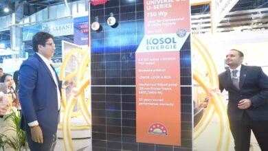 Le panneau solaire Kosol Energie dévoilé par ses dirigeants.