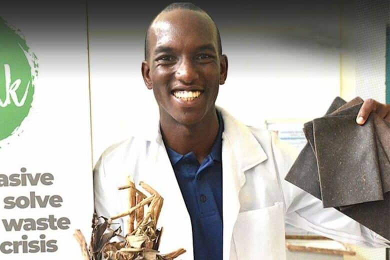 Un chercheur avec son plastique biodégradable.