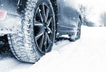 Un véhicule roulant sur la neige.