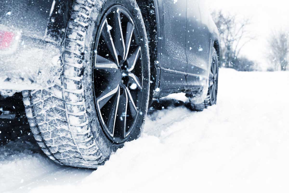 Un véhicule roulant sur la neige.