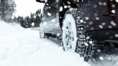 Un véhicule roulant sur la neige.
