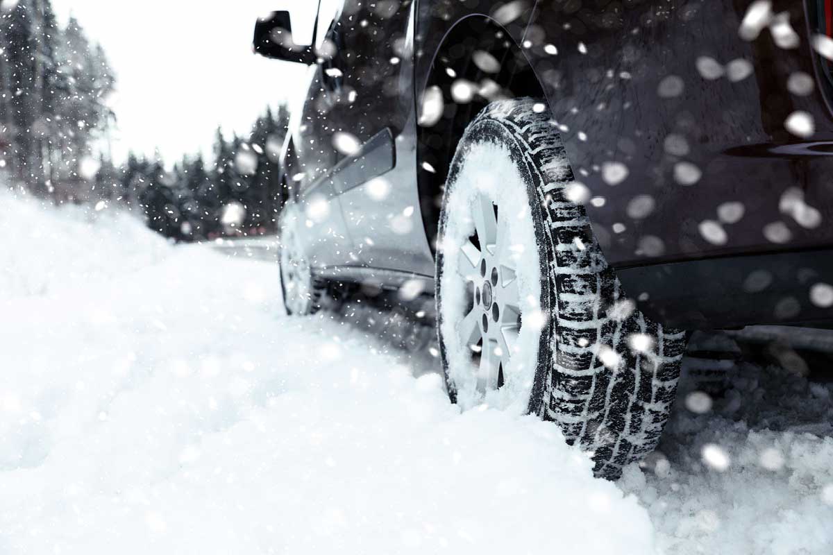 Un véhicule roulant sur la neige.