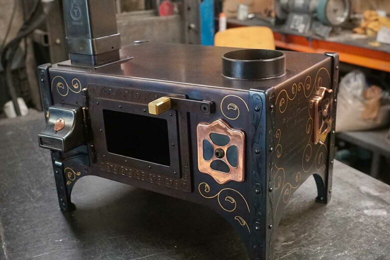 Le poêle Titoo numéro 100 est unique, gravé avec des inserts de laiton.