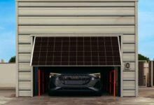 Une porte de garage en panneaux photovoltaïques.