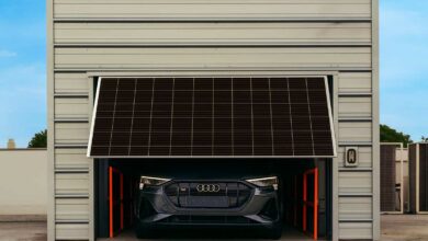 Une porte de garage en panneaux photovoltaïques.