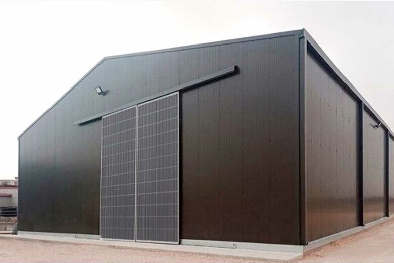 Un hangar avec des portes photovoltaïques.
