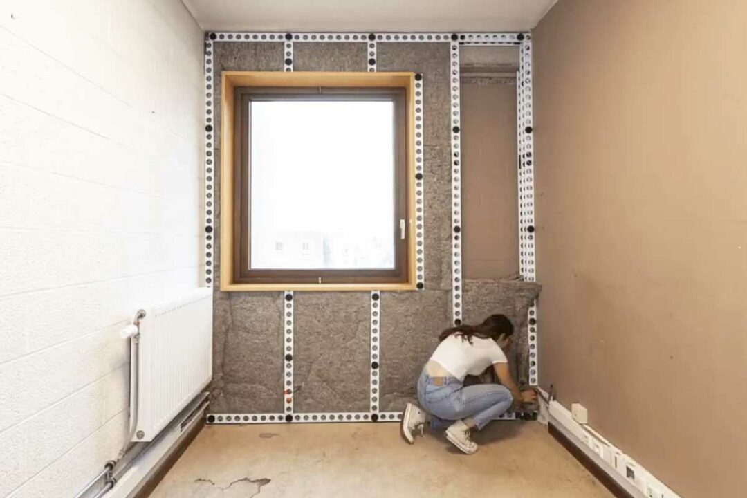Une femme refait l'isolation d'une pièce avec des éléments WonderWalls.