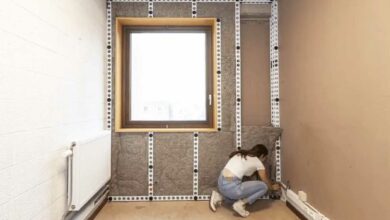 Une femme refait l'isolation d'une pièce avec des éléments WonderWalls.