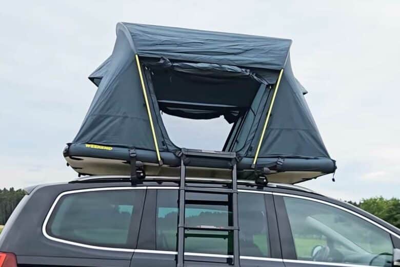 Une tente de toit sur la voiture.