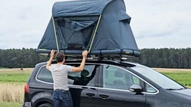 Un homme installe une tente de toit Groenberg.