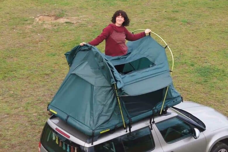 Une femme dans sa tente de toit.
