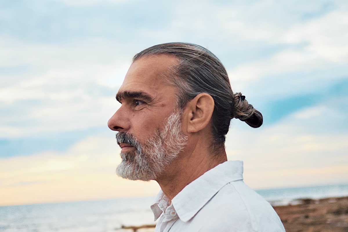 Un homme avec des cheveux gris.