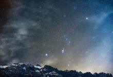 Observation du ciel étoilé dans une zone de montagnes.