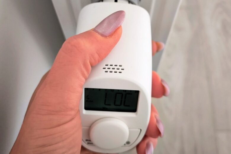 Une tête thermostatique connectée sur un radiateur.
