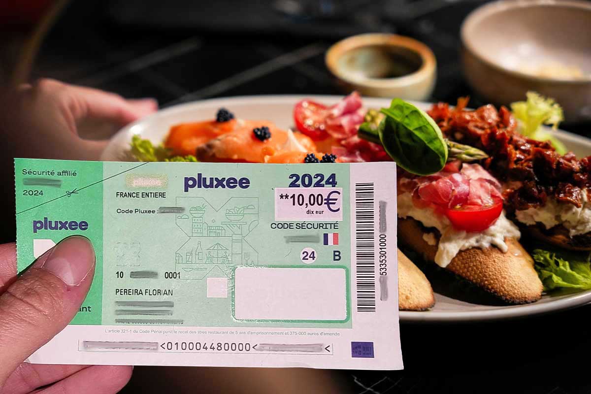Paiement d'un repas en ticket restaurant.