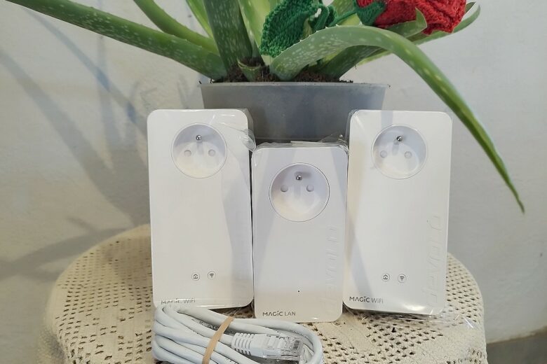 Les trois adaptateurs du devolo Magic 2 WiFi 6 Next, encore sous film protecteur, prêts pour l’installation.