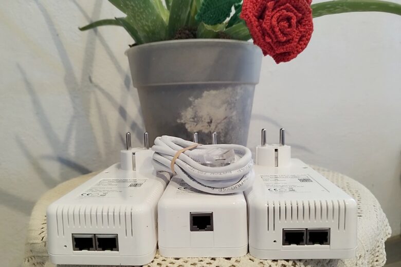 Vue arrière des modules devolo Magic 2 WiFi 6 Next, avec leurs ports Ethernet Gigabit et le câble fourni.