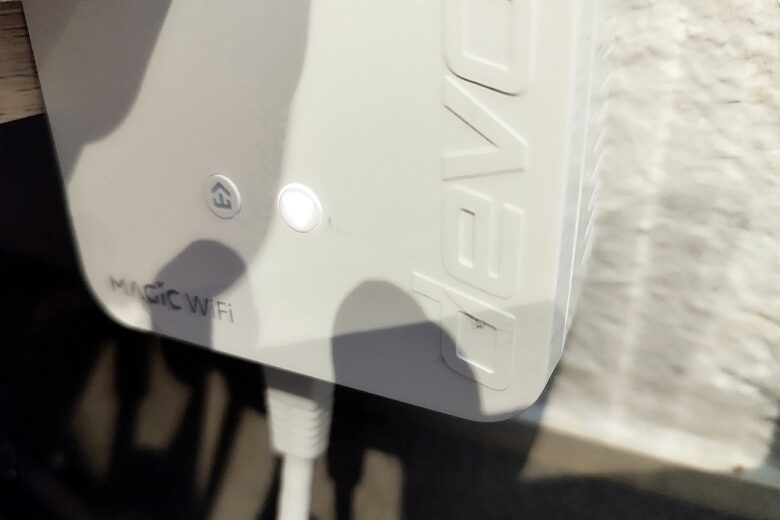 Un des modules devolo Magic 2 WiFi 6 Next branché : voyant blanc = connexion CPL parfaitement établie.