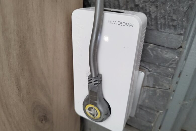 Le module devolo Magic 2 WiFi 6 Next en place dans la chambre d’amis, fournissant enfin une connexion stable.