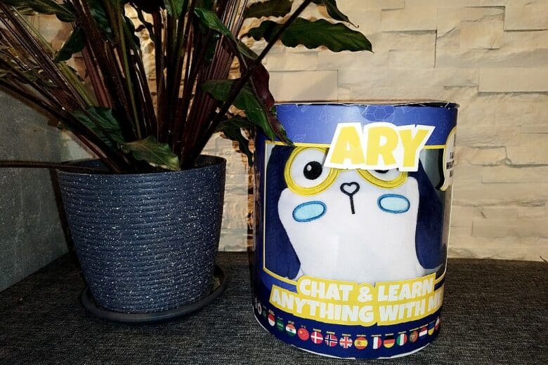 Lookiz, la peluche intelligente ARY dotée d’IA, encore dans sa boîte et prête à devenir un compagnon interactif pour les enfants.