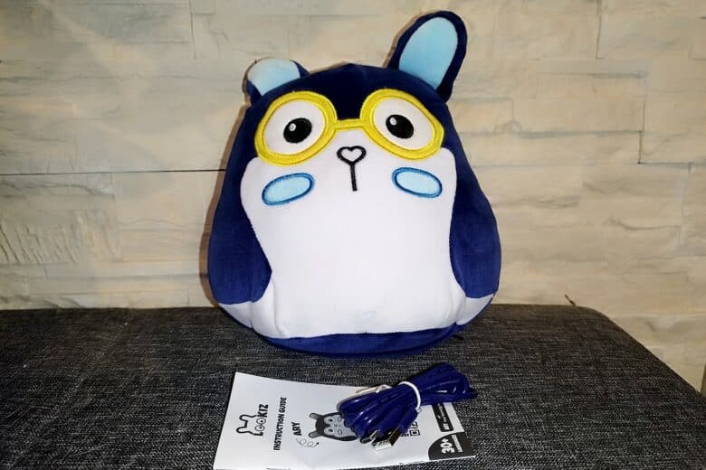 Lookiz, la peluche intelligente ARY équipée d’IA, accompagnée de son câble USB-C et de son guide d’utilisation juste après le déballage.
