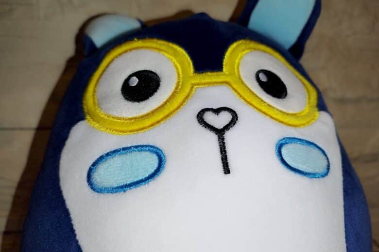 Gros plan sur le visage expressif de Lookiz, la peluche intelligente ARY, où l’IA se cache derrière un design tendre et rassurant.