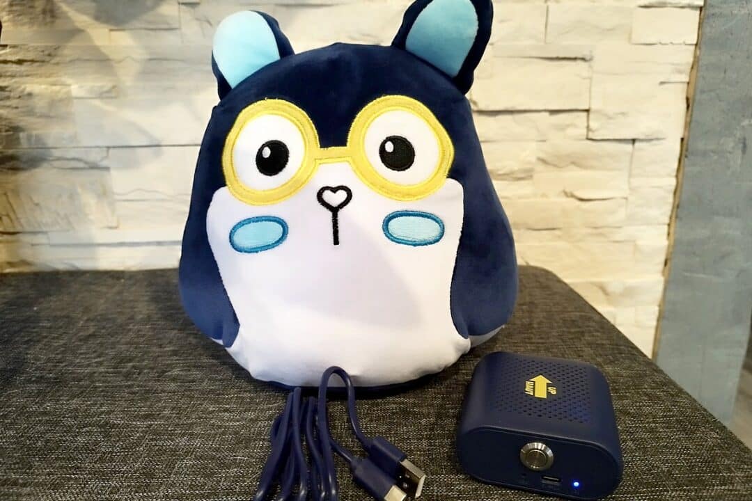 Lookiz, la peluche intelligente ARY, présentée avec son module et son câble de recharge avant la première utilisation.