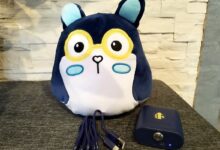 Lookiz, la peluche intelligente ARY, présentée avec son module et son câble de recharge avant la première utilisation.