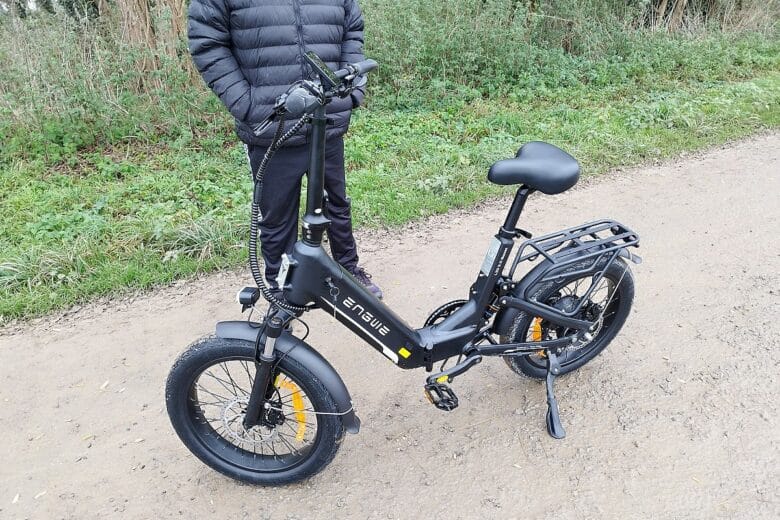 L’ENGWE L20 3.0 Boost en plein test sur chemin, parfaitement adapté aux trajets du quotidien comme aux sorties plus nature.